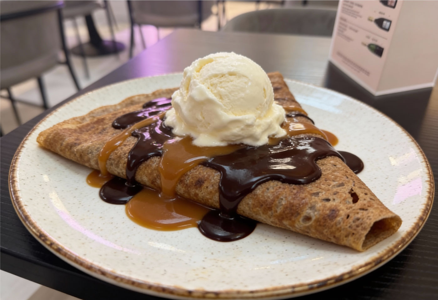 Crêpe sucrée au caramel beurre salé, chocolat noir et glace vanille à La Frégate, brasserie crêperie à Montigny-le-Bretonneux