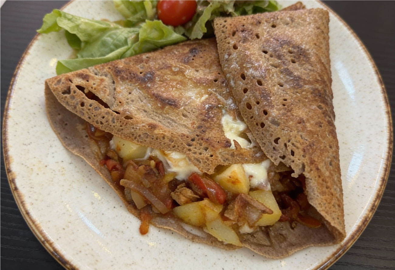 Crêpe salée aux pommes de terre et légumes – à La Frégate, crêperie conviviale
