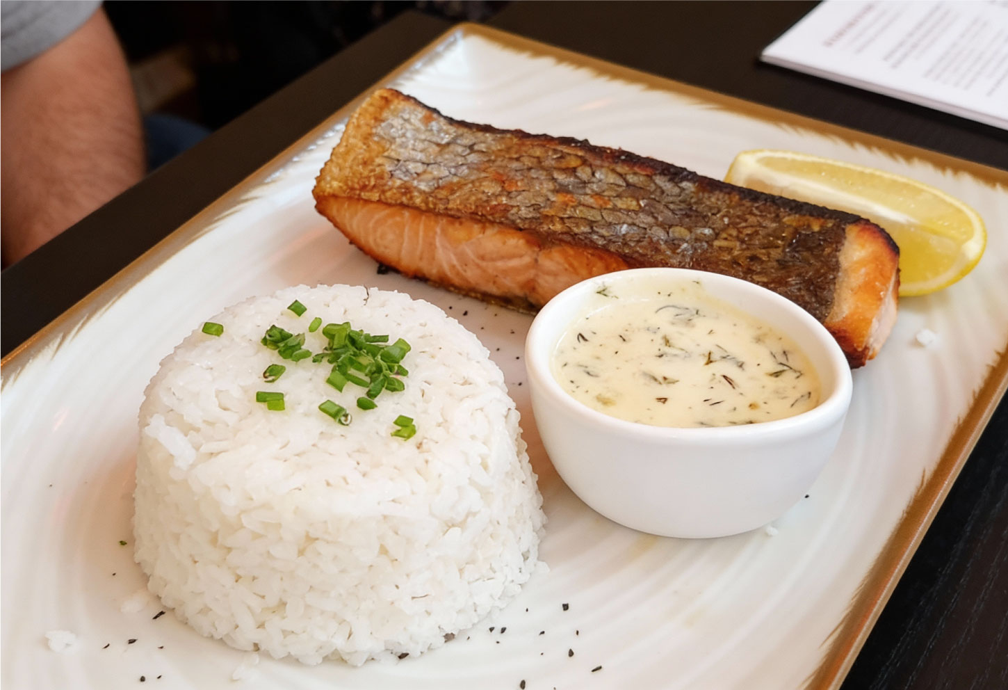 Pavé de saumon grillé, crème à l’aneth et riz – restaurant à Montigny-le-Bretonneux
