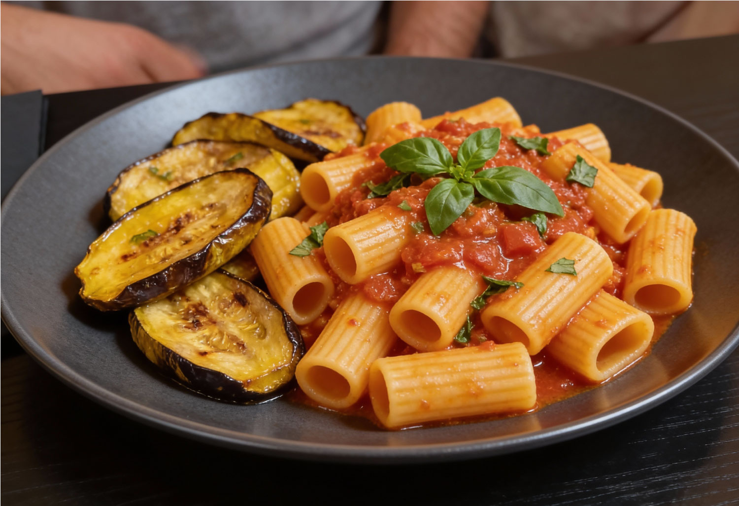 Rigatoni sauce tomate, basilic et aubergine – plat servi à La Frégate, Montigny-le-Bretonneux