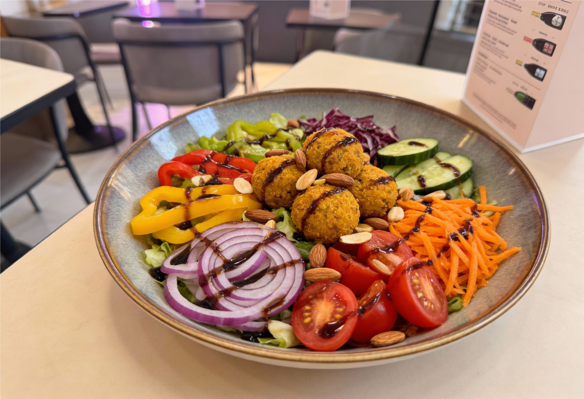 Salade aux falafels et légumes frais – restaurant à Montigny-le-Bretonneux