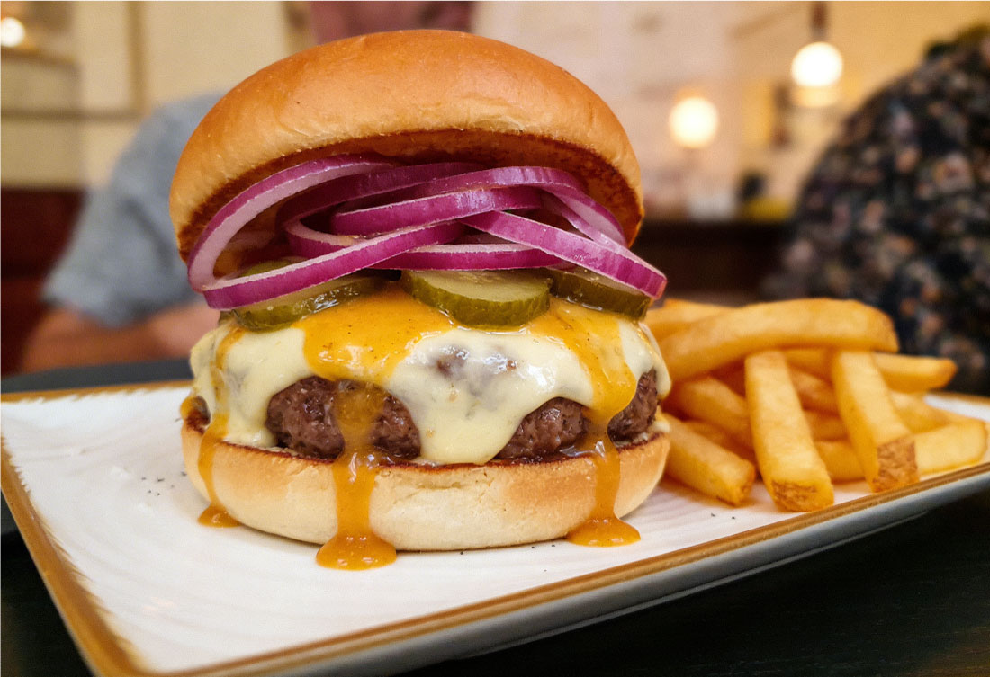 Burger savoyard au fromage fondu, steak et bacon à La Frégate