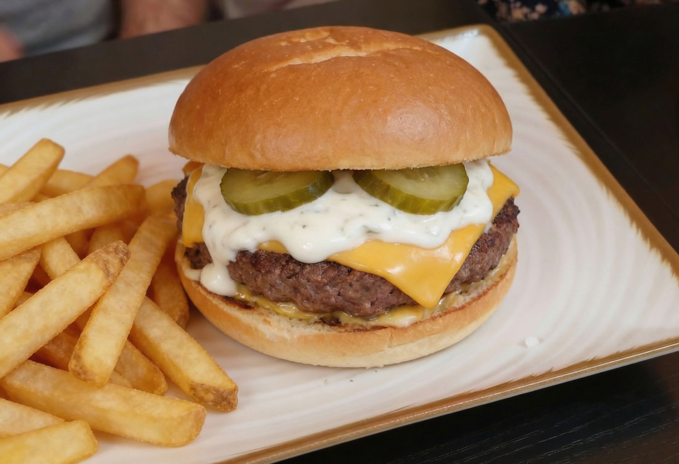 haché-boeuf-double-cheddar-sauce-cocktail-pickles-frites-la-fregate-montigny-le-bretonneux